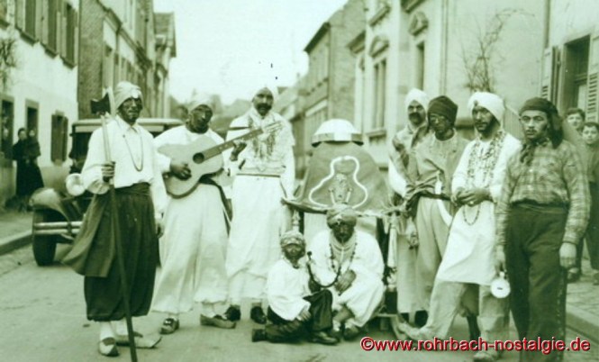1951 Diese Faasenachtsbooze stehen in der Spieserstraße (in der Schlawerie)