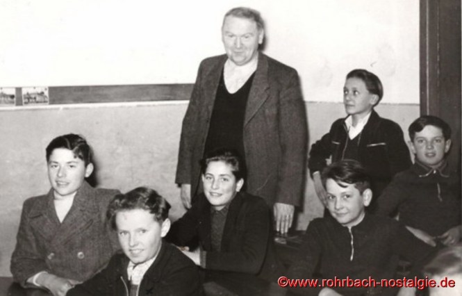  Friedrich Müller mit Schülern des Geburtsjahrganges 1938