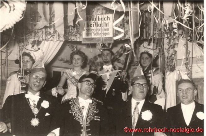 1956 Die Session stand unter dem Motto: "Rohrbach bei Nacht, sehen, staunen und schweigen". Das Prinzenpaar Gerlinde Tillmanns und Manfred Staut wird im Sälchen des Gasthauses Persil proklamiert