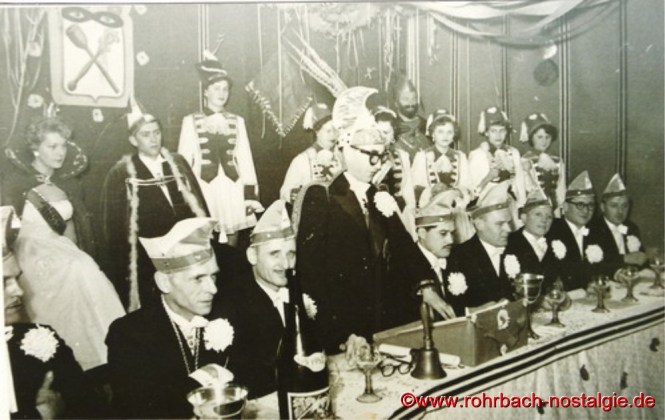 Im Jahr 1955 Hinten das Prinzenpaar Maria Rosa Michel und Günter Weber Der Elferrat von links: Hans Wagner, Artur Banholzer, Paul Reinhardt, Sitzungspräsident Albert Walch, Heinz Wadle, Adolf Hubatschek, Rudi Jacob, Rudi Schaar und Erwin Wolf