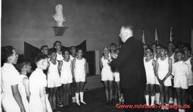 1956 Einweihung der TG Turnhalle: Lehrer Müller mit Schülern des Jahrganges 1943