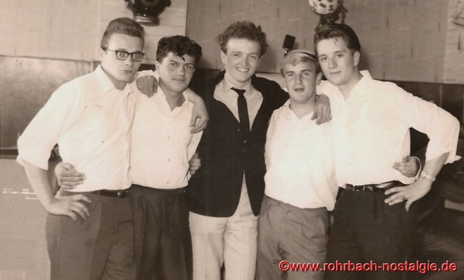 1964 Die “DRWD Combo” (späterThe Earls) spielt im Keglerheim Wolf beim Teenagerball. In der Mitte Frank Farian, der in der Zeit von 1964-1967 in Rohrbach im Gasthaus Zur Glocke (heute Bäckerei Jakobs) eine Discothek betreibt