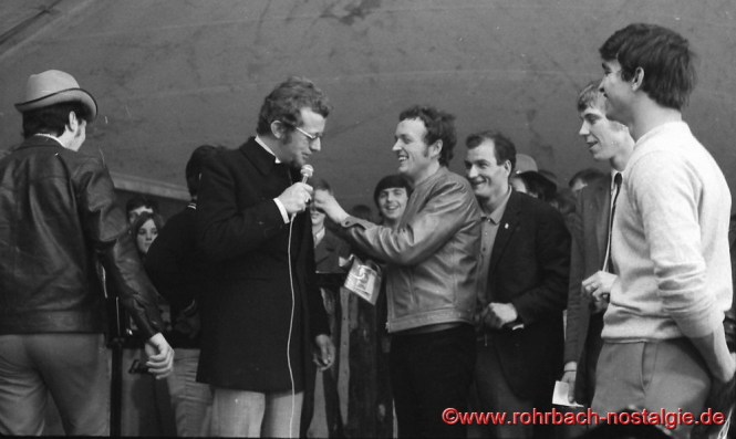 1968 Beatfestival in Rohrbach mit Dieter Thomas Heck und Frankie Farian. Links im Bild mit Hütchen DJ Egon