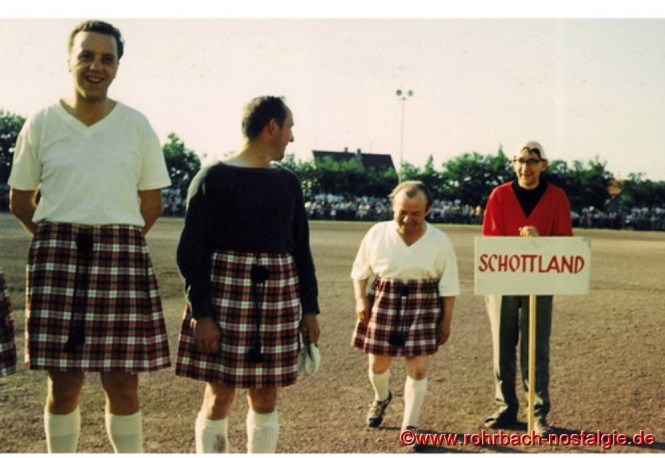 Die "Schotten" Miller (Eberhard Müller), Lawrence (Erwin Latz), McHopemann (Paul Hoffmann) und ihr Maskottchen McHubery (Jürgen Hubertus