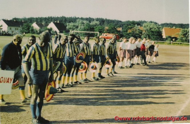Die beiden Teams beim Abspielen der Nationalhymnen