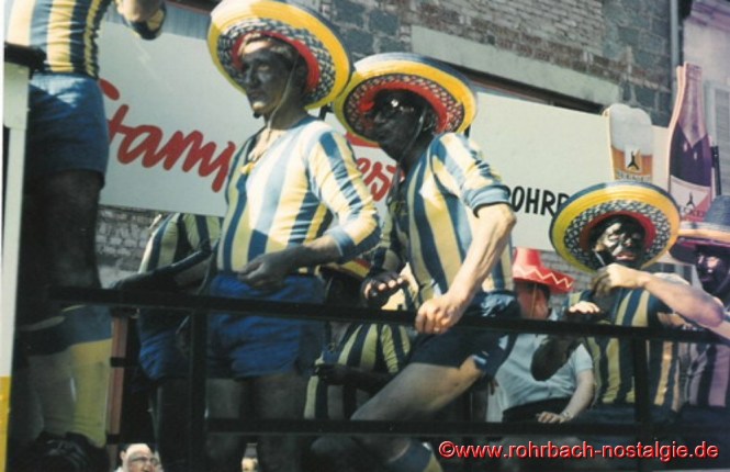 Auf dem Wagen die Urus "Hoya" (Jakob Huy), "Margareutes" (Willi Magenreuter) und "Goncalves" (Martin Zimmermann)