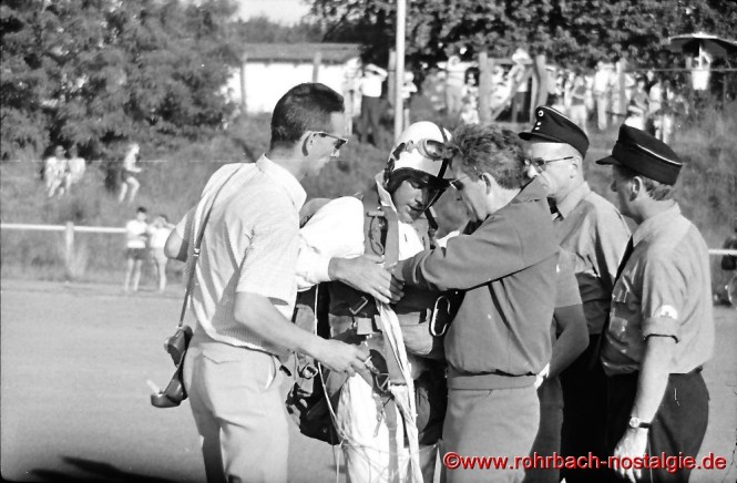 Fallschirmspringer werfen den Ball ab. Links neben dem Fallspringspringer Lothar Gehring, rechts als DRK-Helfer Artur Banholzer und Hans Roschlock