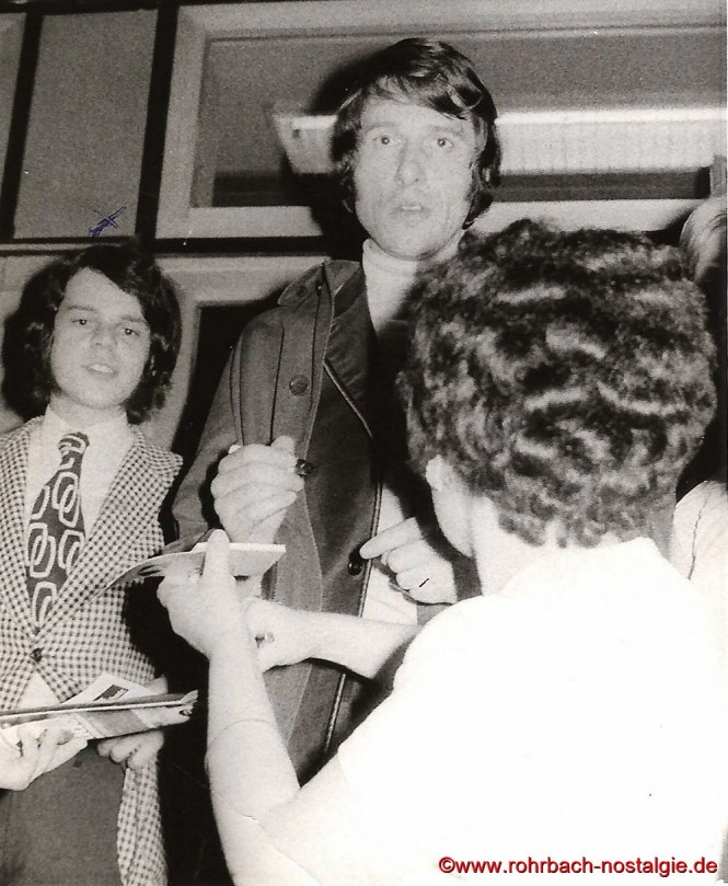 1970 Egon Wittmer moderiert eine Autogrammstunde mit dem 2014 verstorbenen Udo Jürgens