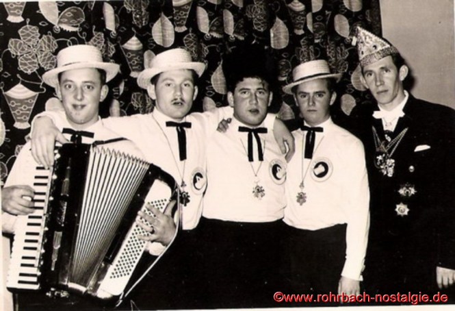 Die 4 Bierkehlchen mit Ihrem Chef (von links: Gerhard Fuß, Albert Knoch, Richard Schmitt, Günter Weiland und Julius Pfeifer)