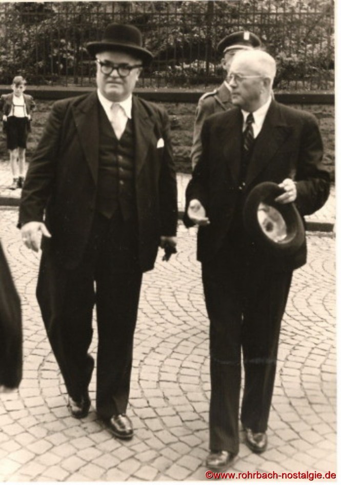 Der Rohrbacher Bürgermeister Jakob Oberhauser begrüßt den Ministerpräsidenten Johannes Hoffmann