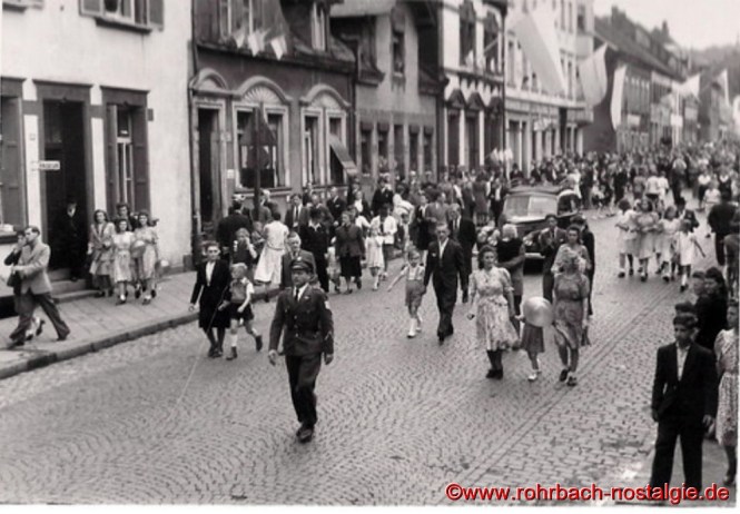Die Bevölkerung zieht dem Festzug nach zur Gartenwirtschaft ins Unnerdorf