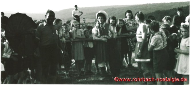 In der Halbzeitpause Unterhaltung mit den Fans