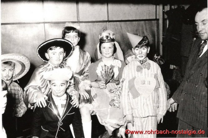 Auch die Kinder feiern Faasenacht. Im Keglerheim Wolf findet ein Kindermaskenball statt. Auf dem Foto sind die Kinder Dieter Rosenkranz, Peter Schmieden, Wolfgang Wahrheit, Marliese Zeiger, Monika Wahrheit, Horst Wahrheit und Herr Peter Wahrheit