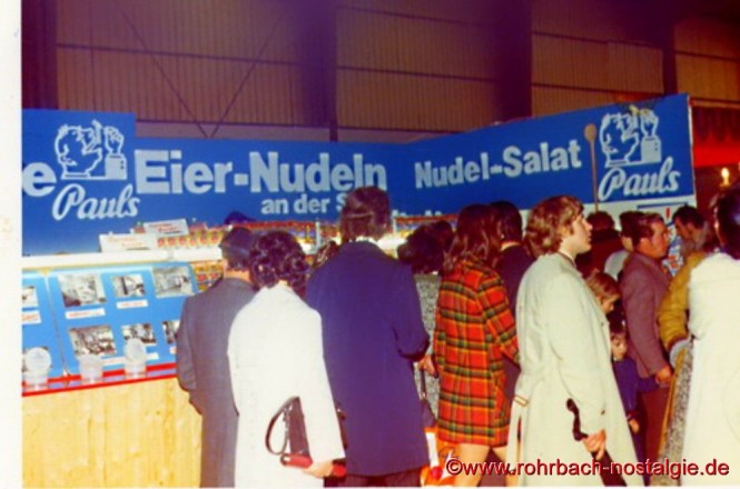 ührung von vier verschiedenen Sorten Nudelsalat bei der Saarmesse in Saarbrücken im Jahre 1976