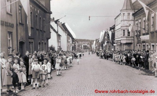 Die Bevölkerung erwartet den Festzug
