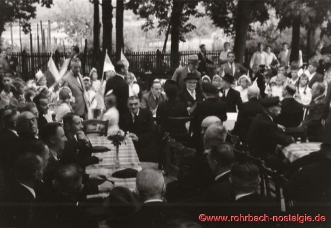 In fröhlicher Runde sitzt die Bevölkerung zusammen