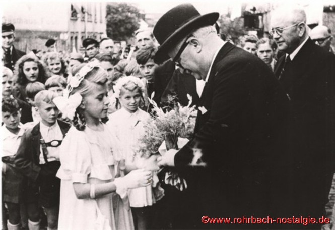 Die Kommunionkinder Gisela Pfeifer und Rita Jeide begrüßen den Ministerpräsidenten