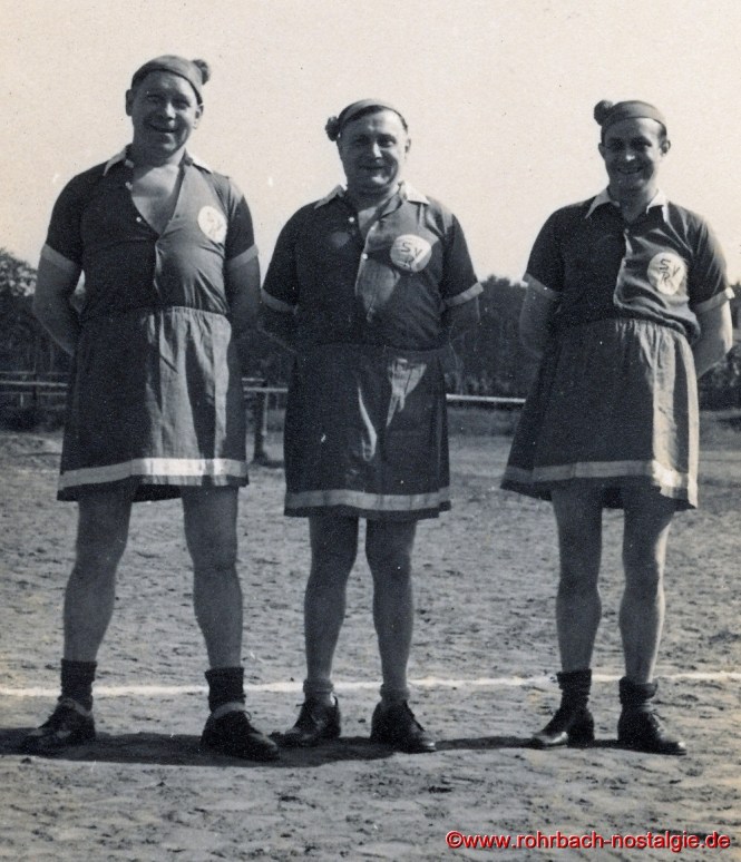 auf dem Foto von links: Oskar Backes (Milch Backes), Jakob Wolf (Bäcker Wolf) , Unbekannt