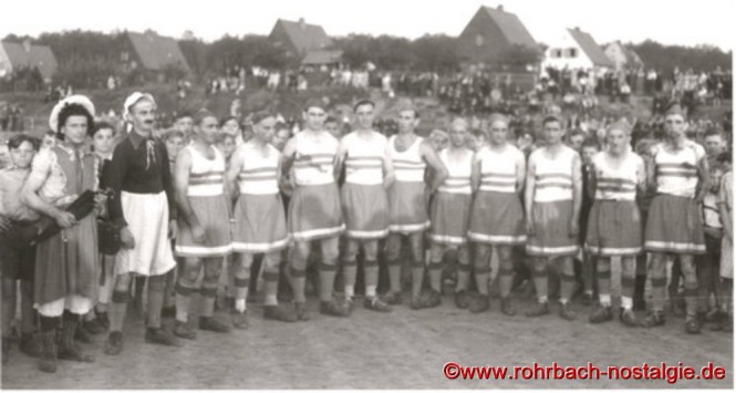 Die Mannschaft von Schottland vor dem Anpfiff durch Schiedsrichter Reinhold rohe (Hase Peter Reinhold)