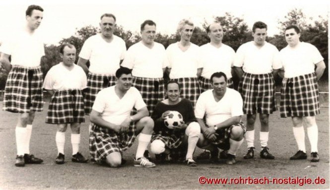 Das "schottische" Team beim Pressetermin im Trainingslager "Hotel Edelweiß" in der Glashütter Dell: Stehend von links: Miller (Eberhard Müller), McHopeman (Paul Hoffmann), Baxter (Artur Rihm), Wolves (Heinz Wolf), McNoll (Herbert Knoll), Mulligan (Heinrich Meinert), Swifton (Albrecht Klam), Jackson (Gustel Jacob) Knieend von links: Ramsay (Robert Becker), Lawrence (Erwin Latz), McCullongh (Werner Schweitzer)