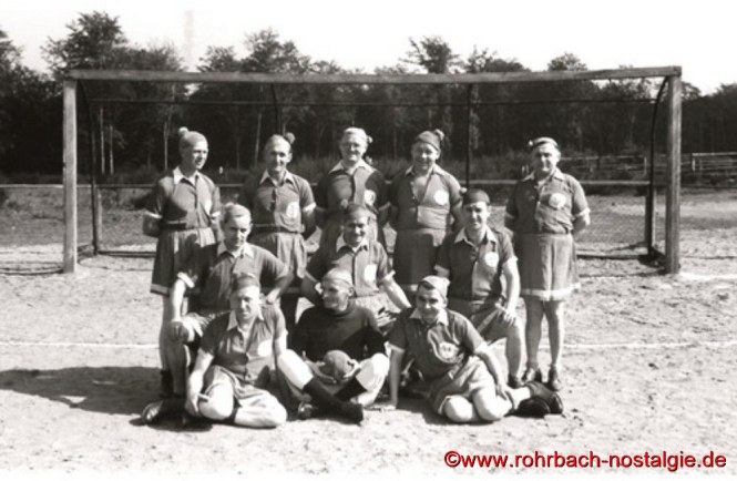 Hier die Namen der "Schotten": Vordere Reihe von links: Alois Jacob, Leopold Oberhauser, Matthias Deckarm (Persil) Mittlere Reihe von links: Max Deckarm (Pascha), Raimund Jung, Unbekannt. Hintere Reihe von links: Otto Weber, Otto Holweck, Albert Michaeli, Oskar Backes (Milch Backes), Jakob Wolf (Bäckerei). Diese Aufnahme wird beim Pressetermin nach dem Abschlusstraining wenige Tage vor dem Länderspiel gemacht. Bei dem Länderspiel spielen einige Spieler der Schotten dann bei den Urus