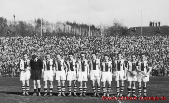 Walter Riedschy (mit Ball) auf dem Foto 2. von rechts, 1953 auf dem Kieselhumes mit der Mannschaft des SV Saar 05