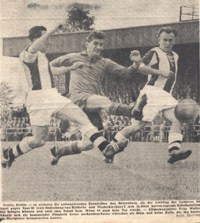 Walter Riedschy links im Duell mit Fritz Walter auf dem Kaiserslauterner Betzenberg