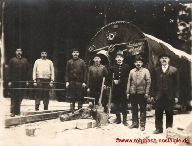 1915 - Der gelernte Kesselschmied Jakob Jacob (Rechts im Bild) bei der Kesselschmiede in Rohrbach, anschließend arbeitet er 40 Jahre auf der Grube Hirschbach