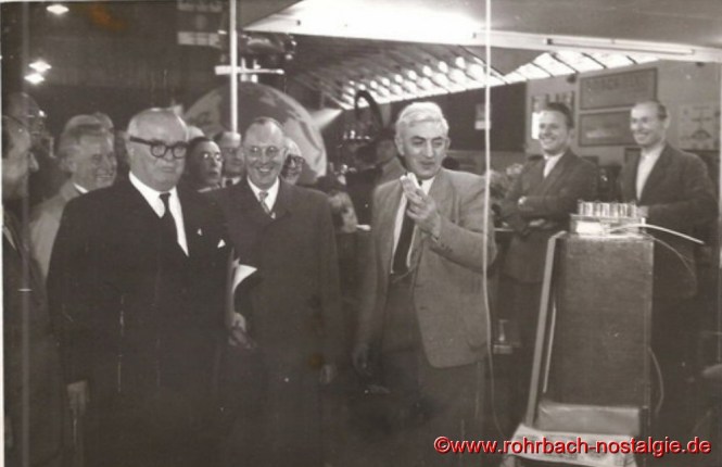 1950 Saarmesse in Saarbrücken: Der saarl. Ministerpräsident Johannes Hoffmann (links im Bild) besucht den Stand der Radiofirma ” JOBA “. Firmenbesitzer Josef Bayer (Bildmitte mit grauen Haaren)