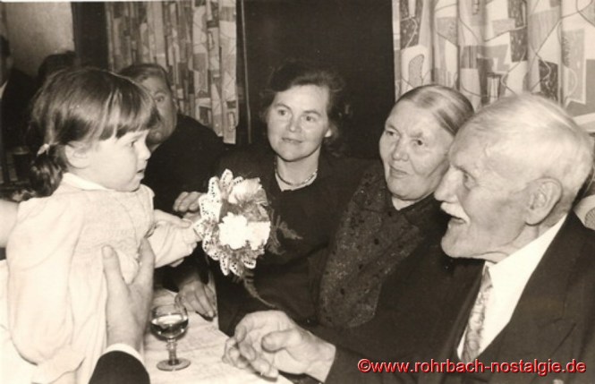 1958 Bärbel Jacob (heute Schmitt) eine der jüngsten Urenkelchen, ist auch unter den Gratulanten
