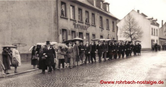 1956 - Das Jubelpaar mit der Hochzeitsgesellschaft auf dem Weg zur Kirche