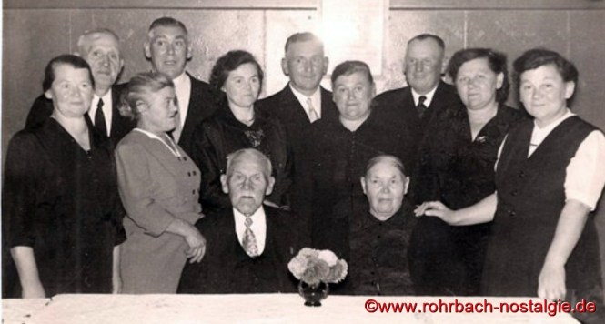 1958 Das Jubelpaar bei der Steinernen Hochzeit mit allen 10 Kindern