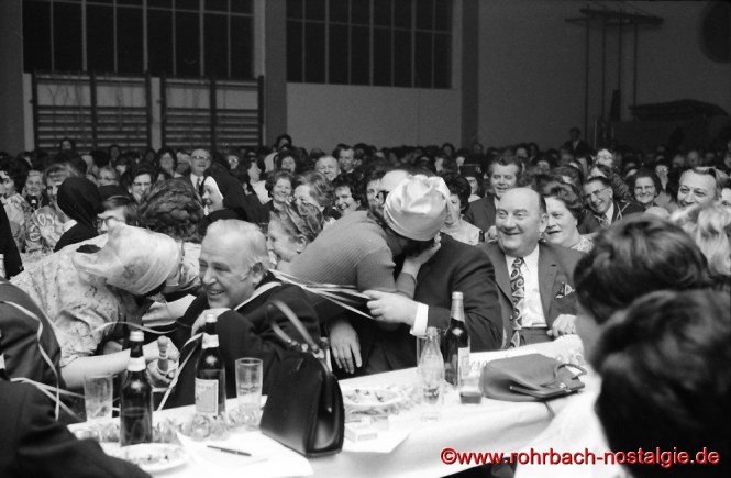 1972 die Prominenz wird geküsst