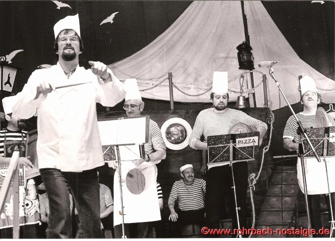 Smutje Norbert Feibel hat wie immer mit seinen Helfern ein vorzügliches, mehrgängiges Menü auf die Bühne gezaubert