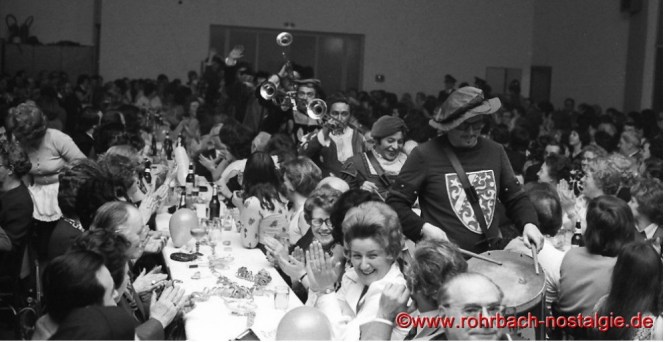 1974 lautet das Motto: "Ja so warn's die alten Rittersleut" Enttäuscht ziehen die " Stampesritter" von Ihrem Feldzug im Westen der Stadt gegen die " Hellenthaler " zurück