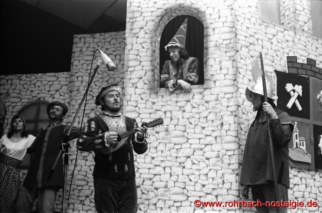 "Ritter vom Gut Gänseau" Günter Weiland bringt dem Burgfräulein Beate Dohr ein Ständchen