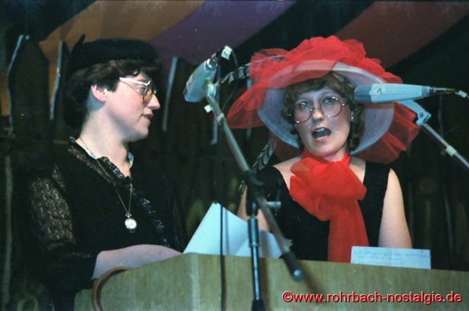 In der Bütt : " Ännche und Gretche " Beate Dohr und Solange Allmannsberger