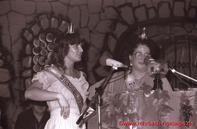 Weinkönigin Maria Abel mit Ihrer Mutter Maria in der Bütt