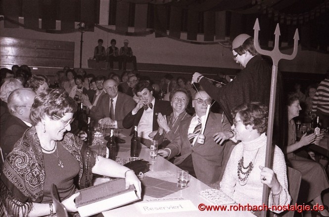 "Luzifer" Norbert Feibel überreicht Pfarrer Leo Köller den Stampesorden