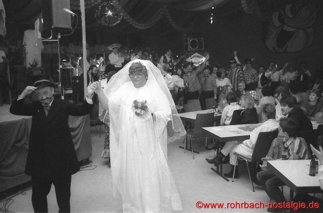 1985 beim letzten Pfarrfamilienabend wird eine zünftige "Zigeunerhochzeit " gefeiert. Es " trauen" sich Norbert Zeiger als Bräutigam und Rudolf Staut als Braut