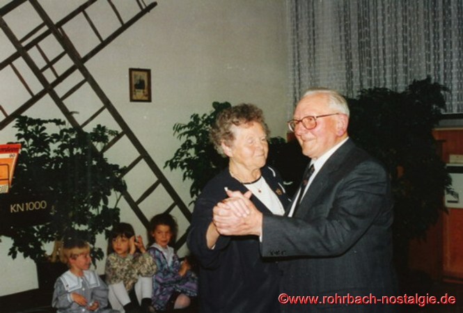 1994 - Die beiden "jüngsten" Kinder vom "Doppeljäb" Barbara Müller und Jakob Jacob junior eröffnen den Tanz im Jugendheim