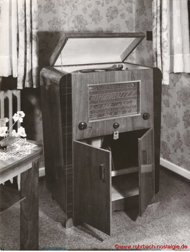 Musikschrank mit einem Radio Modell " Senior"