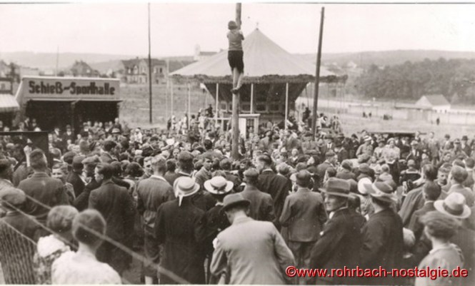 1938 Reges Treiben auf dem Festplatz (im Hintergrund der Viadukt in der Hasseler Straße)