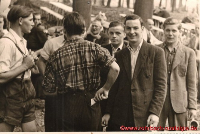 Fröhliche Belegschaftsmitglieder beim Plausch