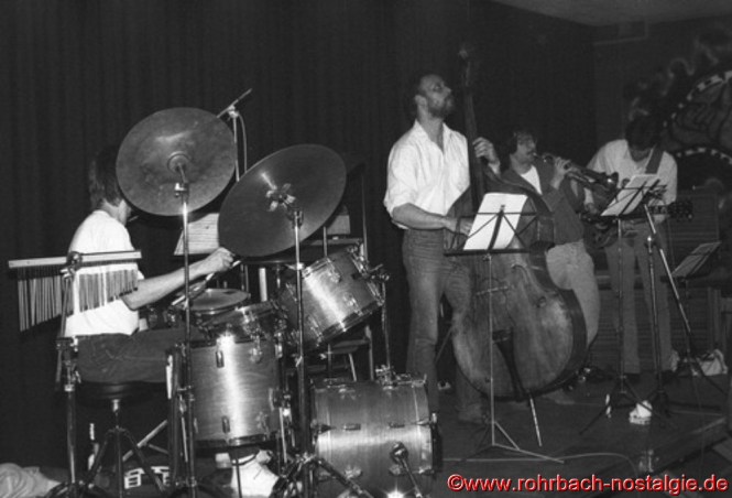 Den Abschluss des 1. Tages machte die Formation "Amby, Arno und Freinds". Der Percussionist und Drummer "amby" schilo, der Gitarrist Arno Wilhelm und der jetzt in Berlin lebende Trompeter Mathias Harig sind heute noch in der Musikszene aktiv. Der damalige Bassist Herbert Jagst ist vor einigen Jahren verstorben.