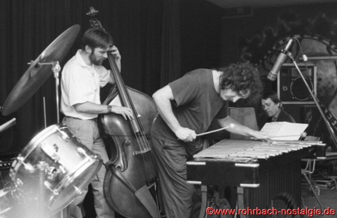 Claus Krisch, Pianist und Musiklehrer aus Saarlouis und der Schlagzeuger Hans Mittermüller sorgen mit schnellen Bebop-Rhythmen für eine weitere Steigerung auf der Bühne