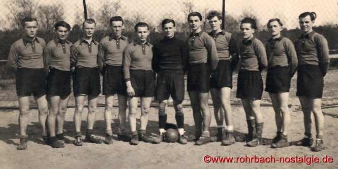 1947 Mannschaft der TG Rohrbach wird Meister der Kreisklasse 1. Unser Foto zeigt stehend von links: Betreuer Rudi Schaar, Heiner Kraus, Fritz Pfeifer, Ludwig Gehring (Konsum Lui), Artur Kehrwald, Alfons Kleber, Betreuer Otto Gehring (Konsum Otto). Mittlere Reihe von links: Alex Marquitz, Karl Hornberger, Oskar Jung. Sitzend von links: Erwin Kehrwald, Paul Drescher und Rudolf Tillmanns