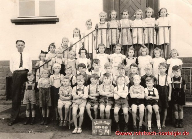 1949 Schüler und Schülerinnen der Geburtsjahrgänge 1939-1942 mit Klassenlehrer Walter Böhm