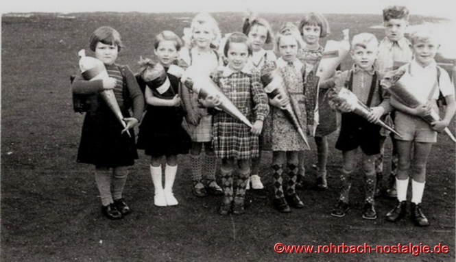 1954 Einschulungsjahrgang 1948 im Hof der Pestalozzischule