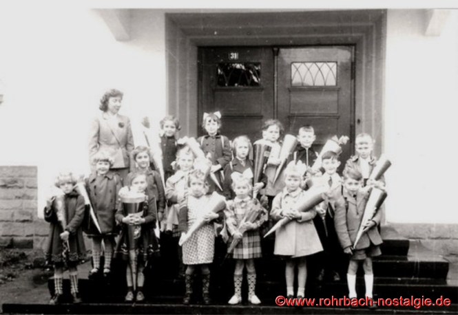 1956 Einschulungsjahrgang 1950 mit Lehrerin Frau Annemarie Höh